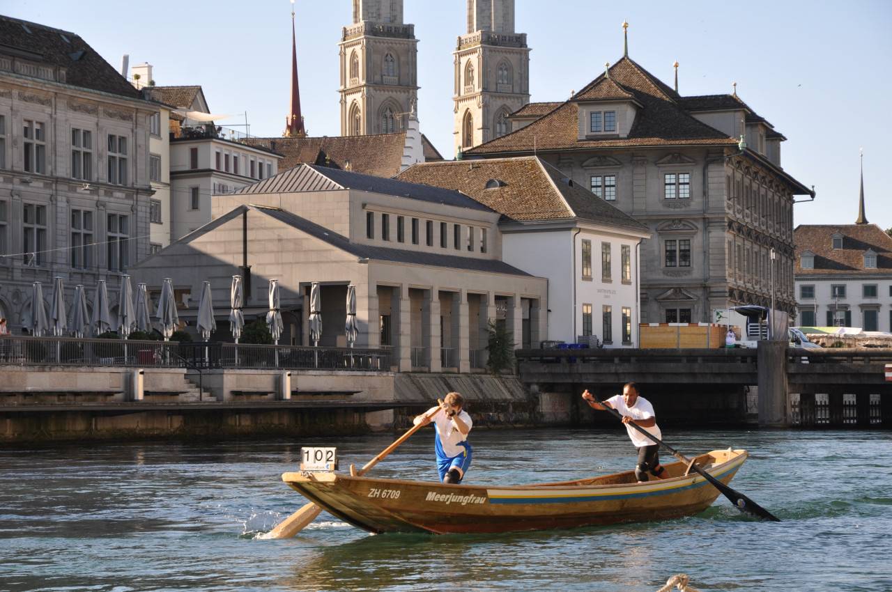 Männer auf Boot auf Limmat in Zürich