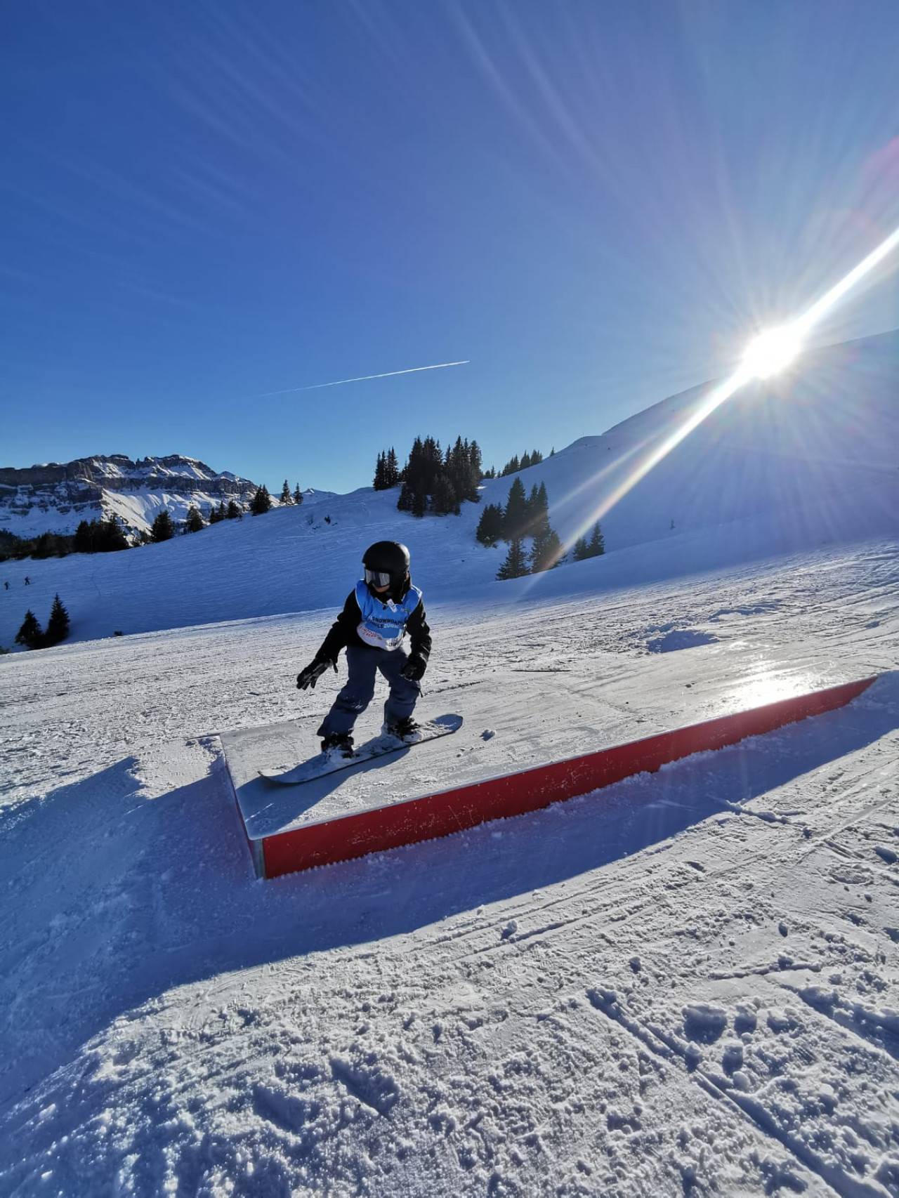 Snowboarder auf Box