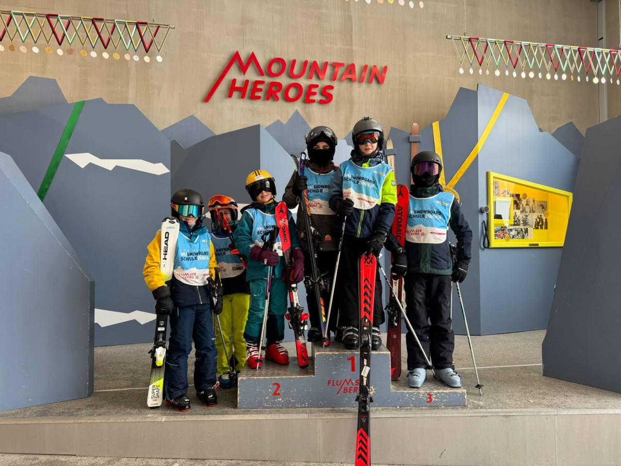 Kinderskigruppe auf Podest am Flumserberg 