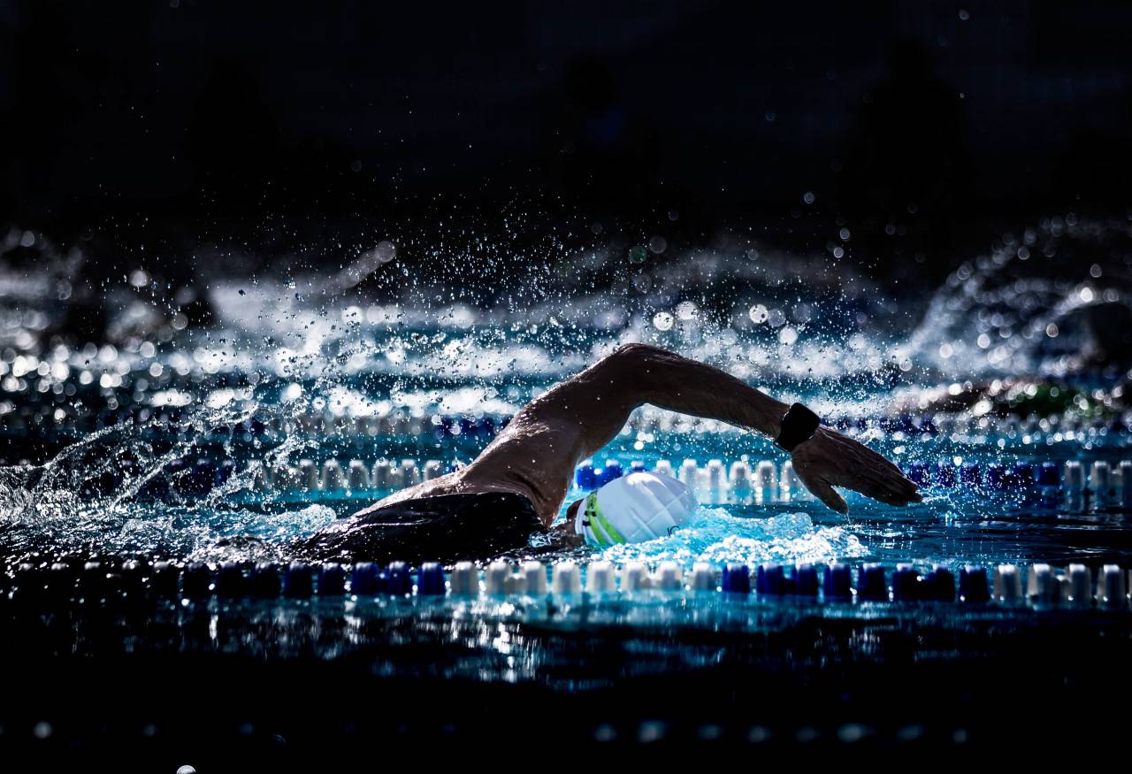 Schwimmen Erwachsene Zug für Zug zum Ziel