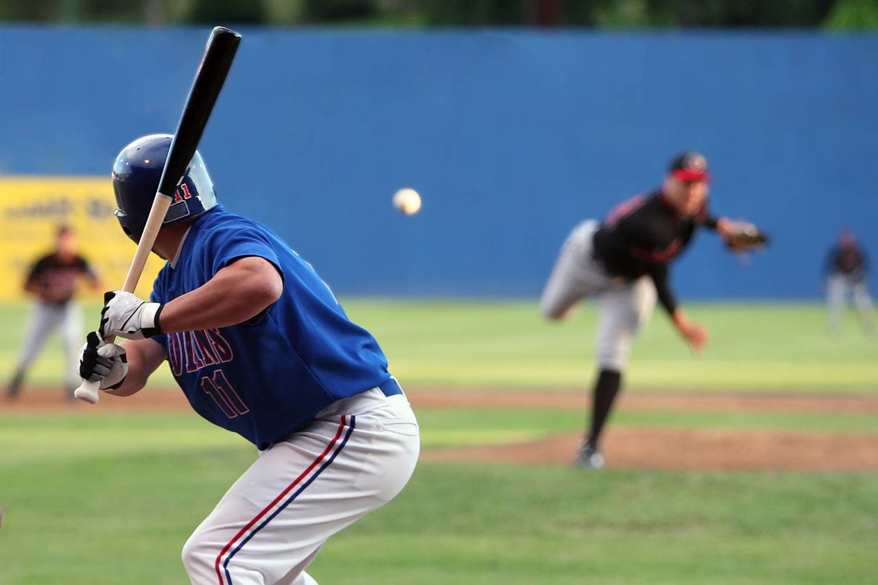 Pitcher wirft Ball zum Batter